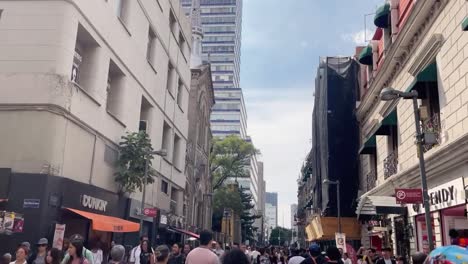 Timelapse-En-La-Calle-Madero-Con-Telón-De-Fondo-La-Torre-Latinoamericana,-Paseo-Por-La-Ciudad-De-México