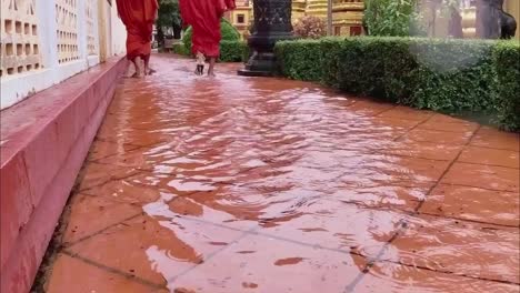 Mönche-Gehen-Nach-Sintflutartigen-Regenfällen-Im-Touristenzentrum-Von-Siem-Reap,-Kambodscha,-Nach-Hause-Zur-Theis-Pagode