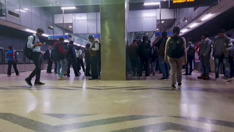 Vista-De-La-Estación-De-Metro-Con-La-Llegada-Del-Metro-Y-El-Pasajero-Caminando-Desde-Diferentes-ángulos.-El-Vídeo-Se-Toma-En-Janakpuri,-Oeste-De-Delhi,-India,-El-4-De-Enero-De-2023.