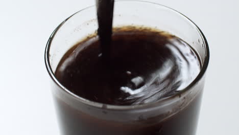 Brühen-Sie-Mit-Einem-Löffel-Schwarzen-Kaffee-In-Einem-Glas-Auf