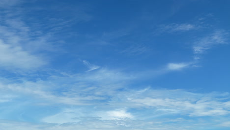 Weiße,-Bauschige-Wolken-Und-Ein-Blauer,-Klarer-Himmel-Im-Zeitraffer