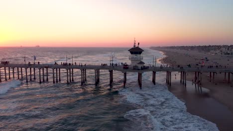 Hermosa-Silueta-Del-Muelle-Hb-Al-Atardecer-Hora-Dorada-Con-Cielos-Dorados-Y-Agua-Dorada