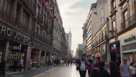 Paseo-Por-La-Ciudad-De-México,-Timelapse-En-La-Calle-Madero-Con-Telón-De-Fondo-La-Torre-Latinoamericana