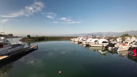 Toma-Panorámica-De-Barcos-Amarrados-En-El-Muelle-De-Un-Tranquilo-Y-Soleado-Puerto-Deportivo,-Lae,-Papúa-Nueva-Guinea