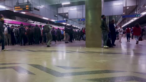 Blick-Auf-Die-U-Bahn-Station-Mit-Ankommender-U-Bahn-Und-Gehenden-Passagieren-Aus-Verschiedenen-Blickwinkeln.-Das-Video-Wurde-Am-4.-Januar-2023-In-Janakpuri,-West-Delhi,-Indien,-Aufgenommen