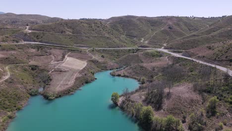 Luftaufnahme-Mit-Blick-Auf-Das-Türkisfarbene-Wasser-Des-Grünen-Sees-Im-Taurusgebirge-Der-Türkei