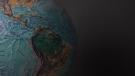 Langsames-Vergrößern-Südamerikas-Auf-Einem-Globus