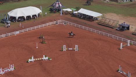 Luftaufnahme-Des-Reiters,-Der-Beim-Springreiten-Stunts-Vorführt