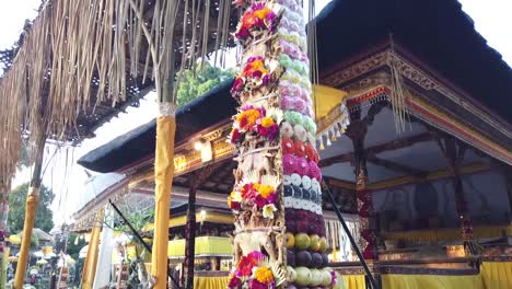 Bunte-Obstpyramide-Tempeldekoration-In-Einer-Balinesischen-Hinduistischen-Tempelzeremonie-Bali-Indonesien