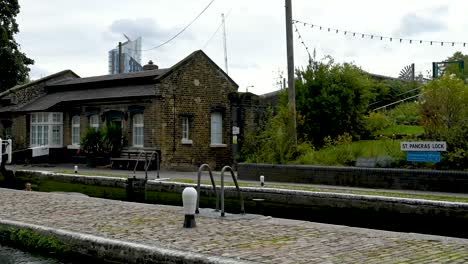 Canal-Boat-Risin-Within-The-St-Pancras-Lock,-London,-United-Kingdom