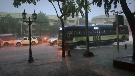 Calles-Inundadas-En-Bangkok,-Tailandia-En-La-Temporada-De-Lluvias,-Toma-Estática,-4k