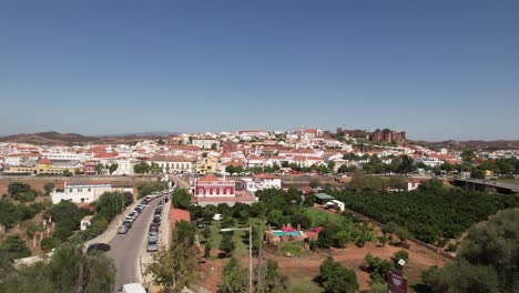 Vista-De-Los-Edificios-De-La-Ciudad-De-Silves-Con-El-Famoso-Castillo-Y-La-Catedral,-Región-Del-Algarve,-Portugal