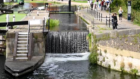 A-quick-walk-past-the-canal,-Kings-Cross,-London,-United-Kingdom