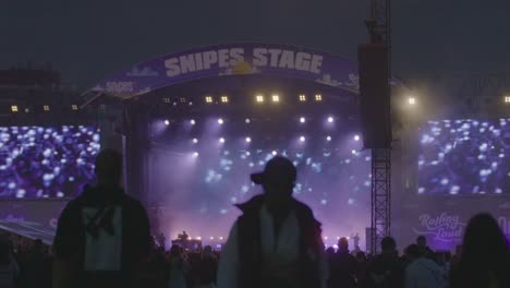 Enorme-Escenario-En-Un-Festival-De-Hiphop-Con-Gente-Bailando-Y-Caminando