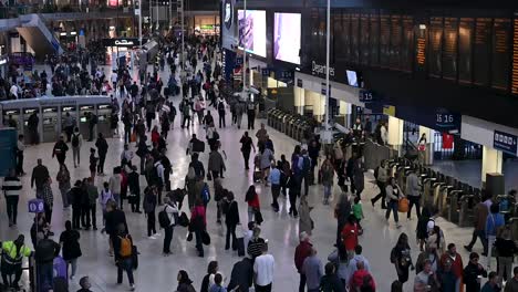 Multiple-Passengers-Waiting-For-Their-Train-In-Waterloo,-London,-United-Kingdom