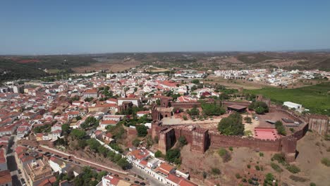 View-of-Silves-town-buildings-with-famous-castle-and-cathedral,-Algarve-region,-Portugal