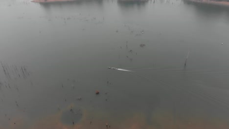 Drohnenansicht-Des-Flusses-Nam-Theun-In-Laos-Mit-Einem-Kleinen-Boot,-Luftaufnahme
