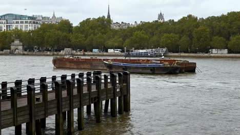 Regain-Und-Uber-Boote-Entlang-Der-Themse-Vorbei-An-Oxo,-London,-Vereinigtes-Königreich
