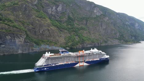 Kreuzfahrtschiff-Fährt-Durch-Den-Sognjefjord-In-Flam,-Norwegen-–-Schwenk-Nach-Rechts