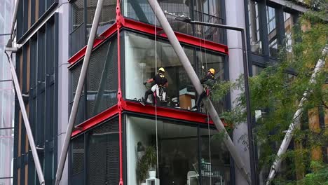 Limpiar-Las-Ventanas-Del-Edificio-Neo-Bankside,-Londres,-Reino-Unido