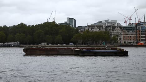 Crucero-Por-El-Río-London-Eye-Pasando-Por-Algunos-Barcos-Abandonados-En-El-Támesis,-Londres,-Reino-Unido