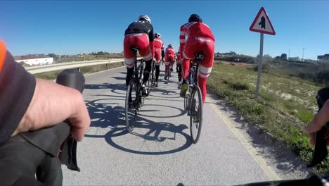 Entrenamiento-Ciclista-Calpe-España-Ciclistas-Profesionales-En-Un-Grupo-En-Una-Carretera-Rural-En-España-En-Invierno
