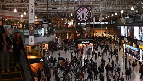 Los-Pasajeros-En-Las-Escaleras-Mecánicas-De-La-Estación-De-Waterloo,-Londres,-Reino-Unido