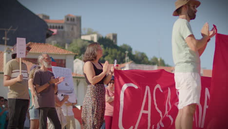 Protesta-Por-La-Crisis-De-La-Vivienda-En-Leiria,-Portugal,-30-De-Septiembre-De-2023,-Multitud-Aplaudiendo