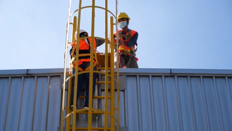 Trabajador-Asiático-Usa-Cinturón-De-Protección-Contra-Caídas-Sube-Al-Poste-De-Servicio