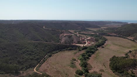 Vista-De-Drones-Sobre-La-Ciudad-De-Aljezur-En-Portugal.