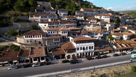 Traditionelle-Weiße-Häuser-Mit-Tausend-Fenstern-Des-UNESCO-Weltkulturerbes-Berat-Mangalem-–-Erkunden-Sie-Den-Albanischen-Tourismus