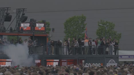 Eine-Riesige-Menschenmenge-Bei-Einem-Großen-Hip-Hop-Festival-In-Den-Niederlanden