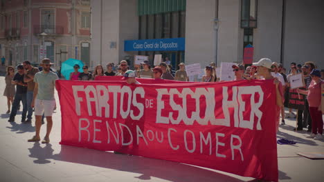 Protest-Gegen-Die-Wohnungskrise-In-Leiria,-Portugal,-30.-September-2023,-Kleine-Menschenmenge-Im-Weitwinkel