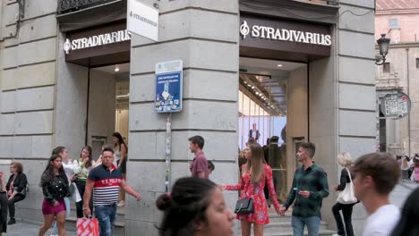 Los-Peatones-Y-Los-Compradores-Se-Ven-En-La-Tienda-De-Moda-Española-De-Ropa-Femenina-De-España-Propiedad-Del-Grupo-Inditex,-Stradivarius