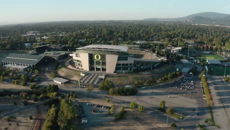 Eine-Drohne-Fliegt-über-Das-Autzen-Stadion-Der-University-Of-Oregon