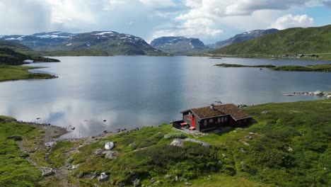 Idyllic-House-Cabin-at-the-water-in-Norway---Stavatn-Lake,-Vestland,-Vestfold-og-Telemark---Aerial-Circling