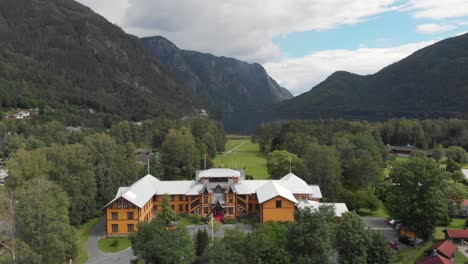 Grand-Dalen-Hotel-En-Un-Pintoresco-Entorno-Natural-En-Hotellvegen,-Dalen,-Telemark,-Noruega