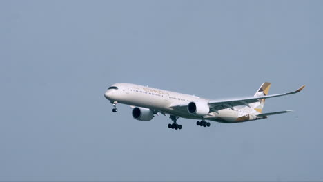 Ein-Etihad-Airways,-Airbus-A350-Mit-Heruntergeklappten-Rädern,-Der-Auf-Dem-Flughafen-Suvarnabhumi-In-Bangkok,-Thailand,-Landet