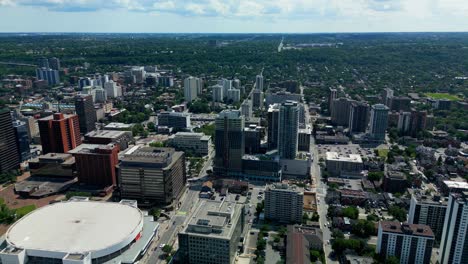 Primer-Paso-Elevado-De-Drones-En-El-Centro-De-Ontario,-Día-Soleado-De-Verano-Con-Vistas-A-Las-Tranquilas-Calles-Del-Centro-De-Hamilton,-Ontario,-Con-Un-Exuberante-Horizonte-Verde