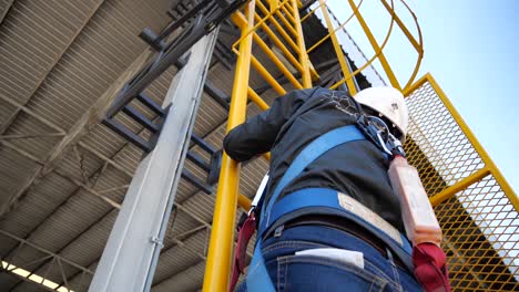 Asian-Worker-Wear-Fall-Protection-Belt-Climb-Up-Service-Pole