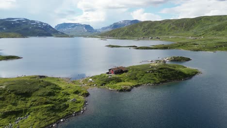 Idyllic-Cabin-Vacation-House-at-the-water-in-Norway---Stavatn-Lake,-Vestland,-Vestfold-og-Telemark---Aerial