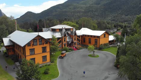 Encantadoras-Vistas-Escandinavas-Con-El-Hotel-Dalen-En-Telemark,-Noruega