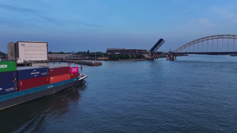 Envío-De-Mercancías-En-Un-Buque-De-Carga-Que-Se-Dirige-Hacia-El-Puente-Hendrik-ido-ambacht