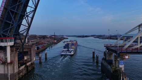 El-Puente-Sobre-El-Río-Noord-Se-Abrió-Completamente-Para-Permitir-Que-El-Buque-De-Carga-Siguiera-Navegando.