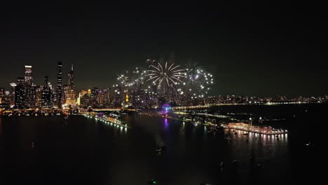 Drohnen-Zeitraffer-Eines-Feuerwerks-Am-Seeufer-Der-Beleuchteten-Skyline-Von-Chicago