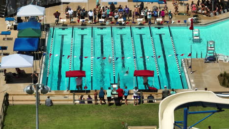 Zuschauer-Und-Schwimmsportler-In-Einem-Freibad