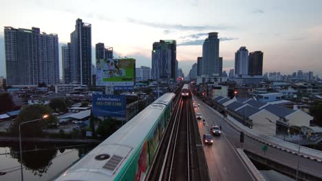 Draufsicht-Auf-Den-BTS-Sky-Train-Transport-Mit-Blick-Auf-Die-Stadt-Bangkok-Als-Hintergrund