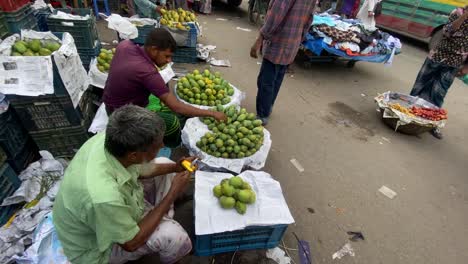 Street-Vendors-Selling-Green-Unripe-Mangoes-In-Dhaka,-Bangladesh