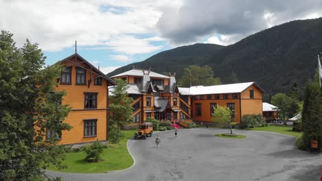 Menschen,-Die-Vor-Dem-Dalen-Hotel-In-Telemark,-Norwegen,-Spazieren-Gehen-Und-Rad-Fahren