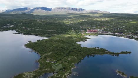 Geilo,-Noruega---Ustedalsfjorden,-Pequeño-Pueblo-De-Montaña-Y-Zona-De-Esquí-Para-Deportes-De-Invierno-Durante-El-Verano-En-Viken---Antena
